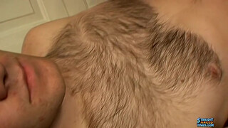 Мужик с волосатой грудью круто занимается мастурбацией