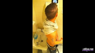 Молоденький активно дрочит пенис в туалете